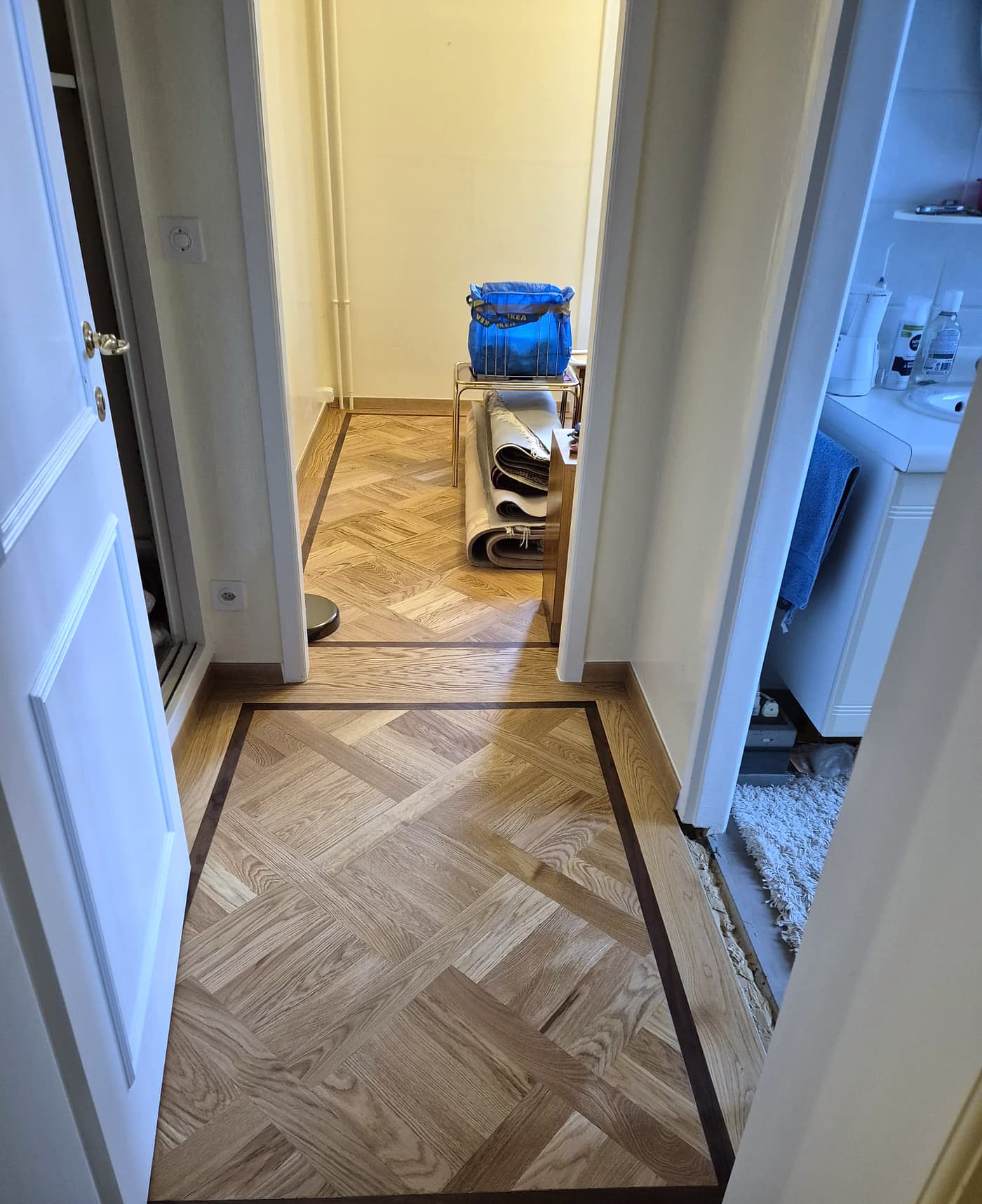 Couloir du même appartement, panneaux Versailles et filet de bordure foncé