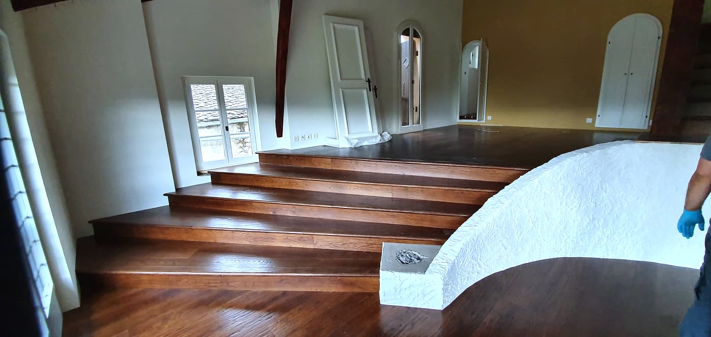 Palier et départ d’escalier, même teinte foncée